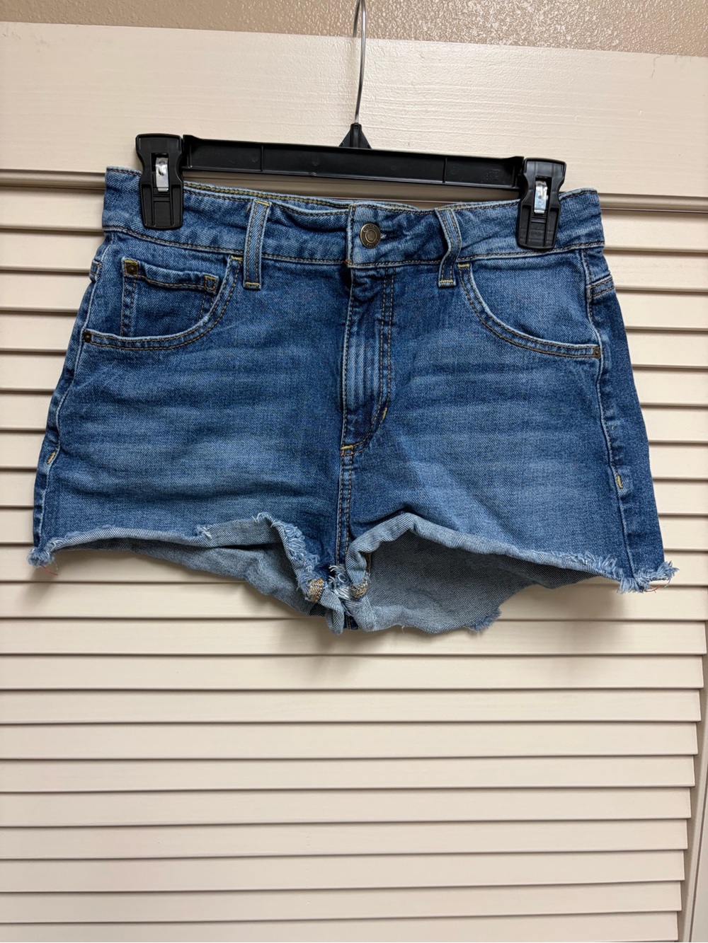 GUESS Jean Shorts Women 27 Medium Wash Raw Hem Stretch Denim Festival Y2K Retro
